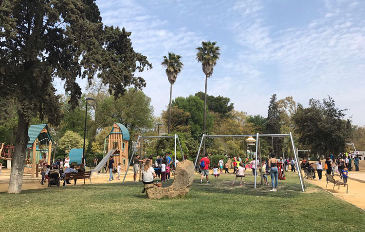Multas para una veintena de jóvenes por saltar de noche al parque de Consolación y usar los juegos infantiles