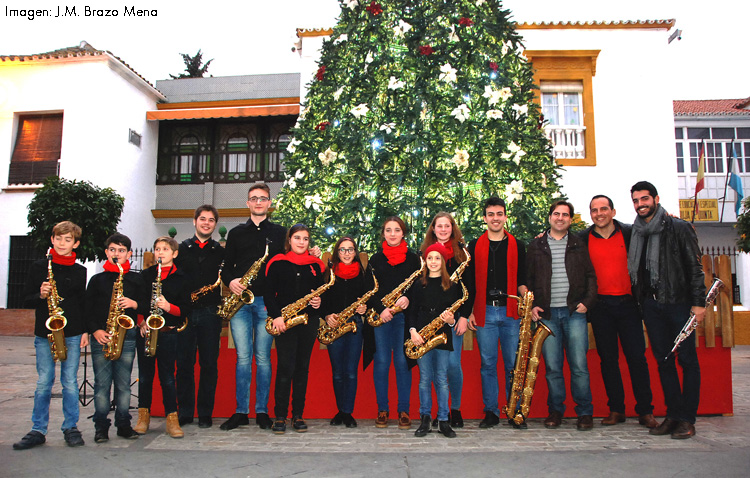 La plaza de Gibaxa acogió el tradicional concierto navideño de Ciusax (IMÁGENES)
