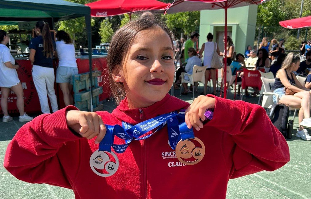La deportista utrerana Claudia Bascón se cuelga dos medallas en el campeonato de España de natación sincronizada