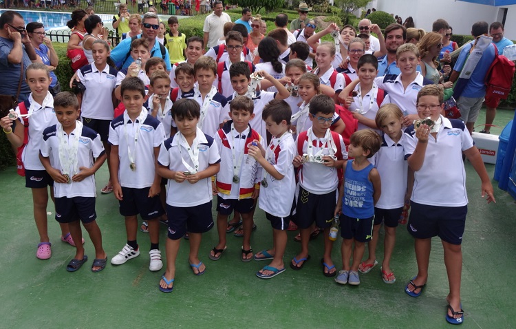 El Natación Utrera recoge cuarenta medallas en las finales de Diputación