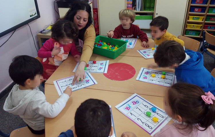 El impulso de un grupo de voluntarios para mejorar el nivel académico y la convivencia del colegio Coca de la Piñera