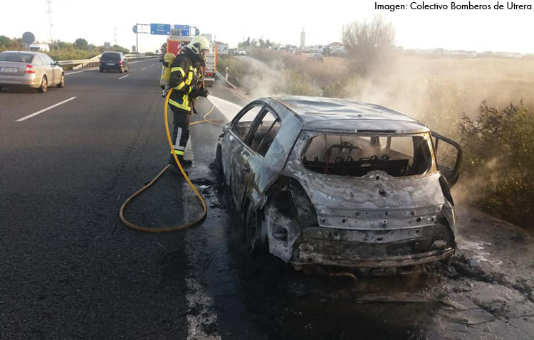 Un coche con dos ocupantes sale ardiendo en plena autovía Sevilla-Utrera