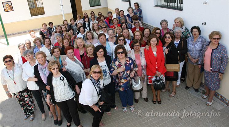 Las nuevas tecnologías reúnen a un grupo de antiguas alumnas del colegio de las Hermanas de la Cruz