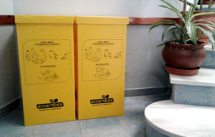 Contenedores amarillos en los centros educativos para educar en el reciclaje a los estudiantes