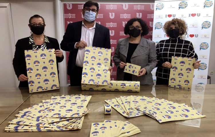El papel de regalo más utrerano de la historia para apostar por el comercio local