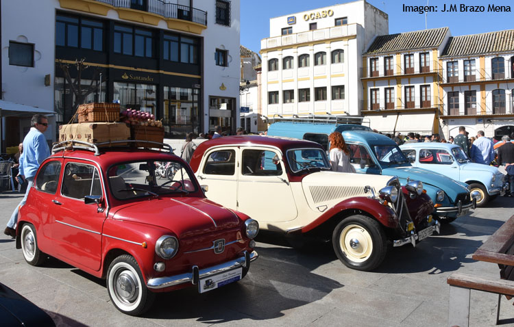 Los vehículos clásicos inundaron las calles de Utrera en una espectacular caravana multicolor (IMÁGENES)