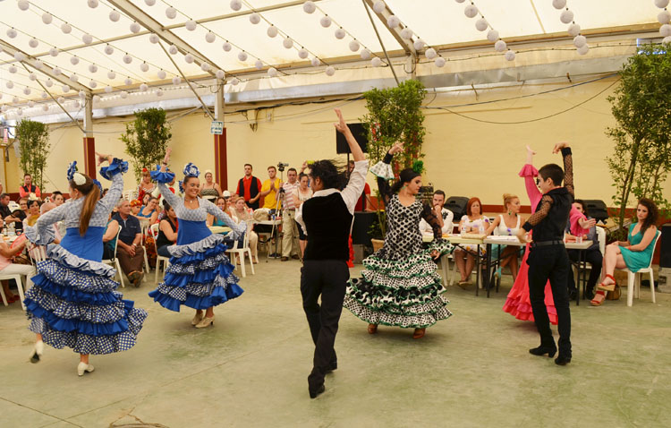 Concurso de cante por sevillanas organizado por la asociación de casetas