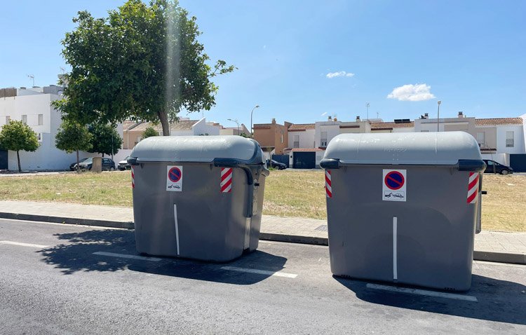 El PSOE acusa al concejal de Servicios Ambientales de «colocarse nuevos contenedores de basura junto a su domicilio»