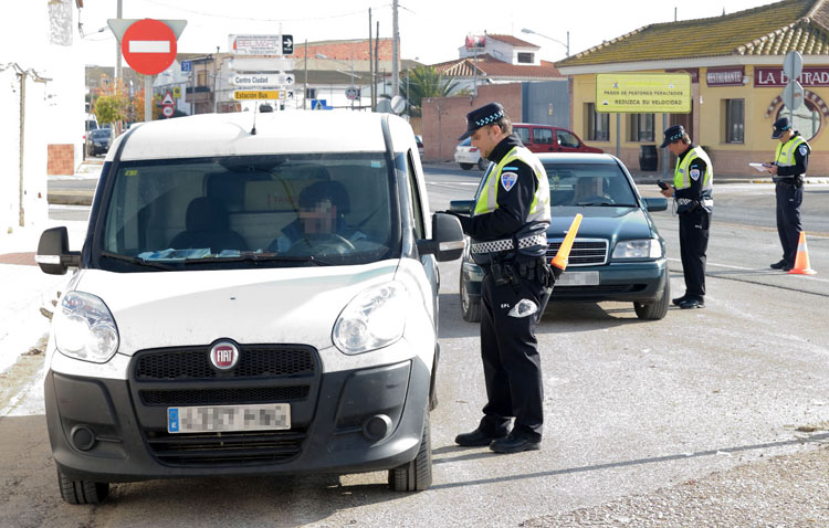 Una campaña de la DGT y la Policía Local para vigilar y controlar las furgonetas en Utrera