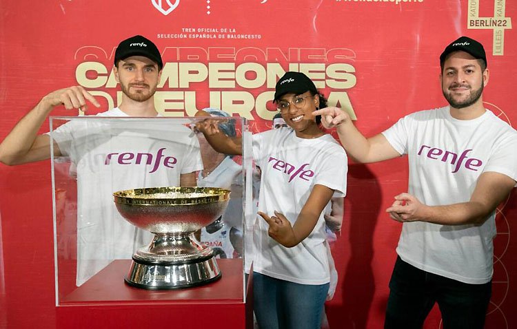 Las copas del EuroBasket y del Mundial ganadas por la selección española de baloncesto, a seis paradas de Utrera en tren