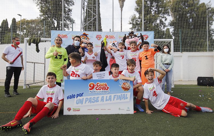 La escuela municipal de fútbol, vencedora de la Copa COVAP a su paso por Utrera