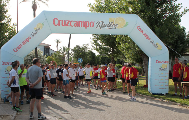 Una carrera solidaria en la base militar de El Copero recauda 500 kilos de alimentos para las Hermanas de la Cruz de Utrera