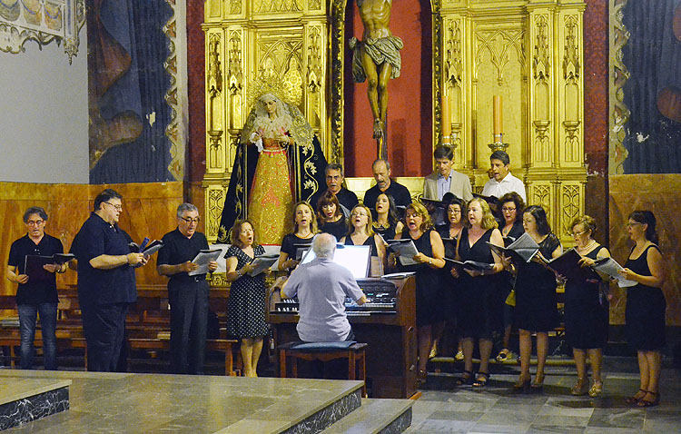 El coro Auxilum regresa con su tradicional recital de villancicos en los Salesianos