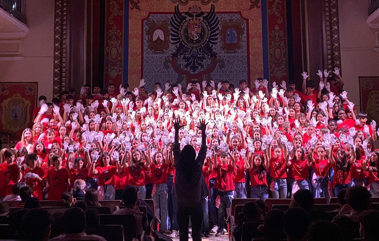 El coro juvenil de los Salesianos «deslumbra» con su concierto solidario