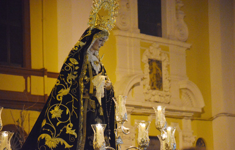 Una corona dolorosa con la Virgen de las Angustias para cerrar la Cuaresma en Utrera