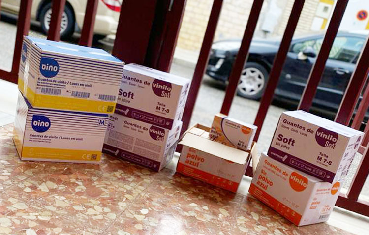 La asociación Apudes de Utrera dona 6.500 guantes al hospital Virgen de Valme