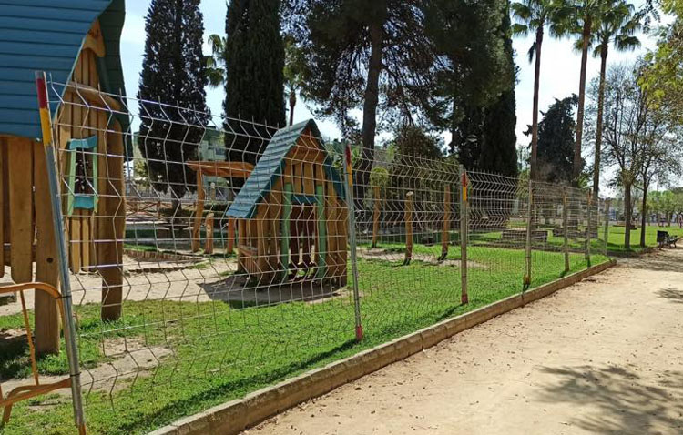 La Junta establece reducción de aforos, cierre de juegos infantiles, sin público en los eventos deportivos y con menos viajeros en los coches