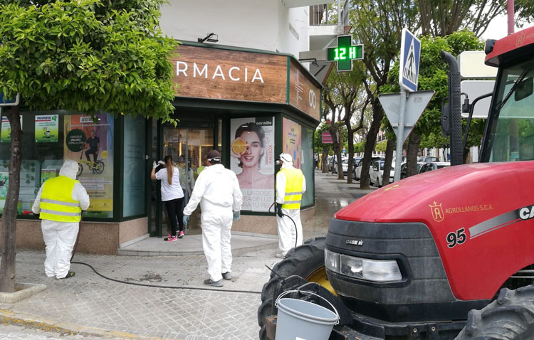 Los «ángeles» que limpian todos los días las calles de Utrera (VÍDEO)