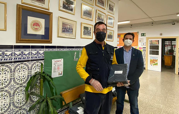 Correos reparte a los escolares utreranos los primeros 200 lotes de libros que quedaron en el colegio