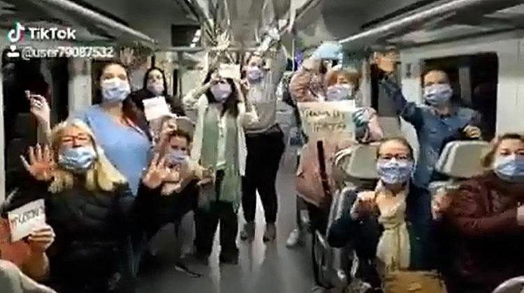 Las sanitarias, de camino al hospital para transmitir «alegría y fuerza» a los pacientes (VÍDEO)