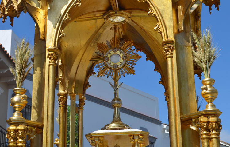 Mañana de procesión eucarística en la parroquia de San José