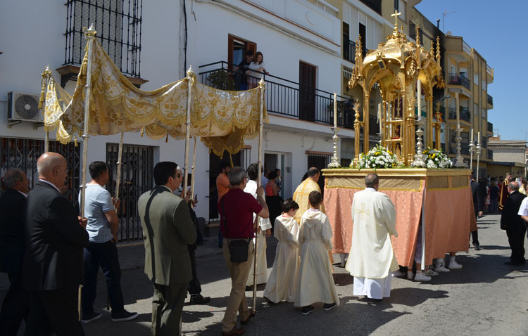 Cultos y procesión en honor al Santísimo Sacramento en la parroquia de San José