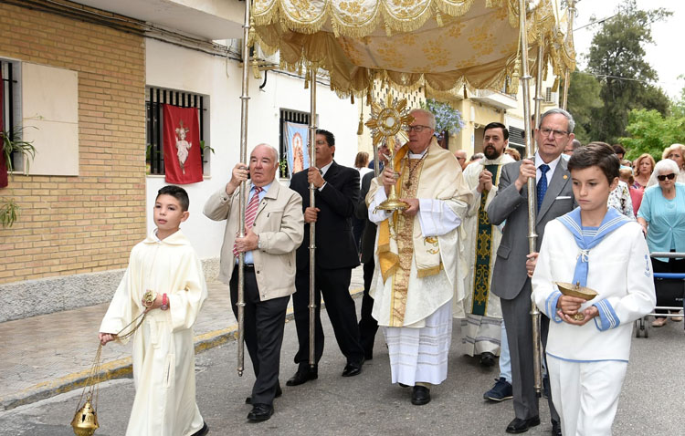 El Santísimo Sacramento recorrió las calles de la feligresía de San José en la primera procesión eucarística del calendario (IMÁGENES)