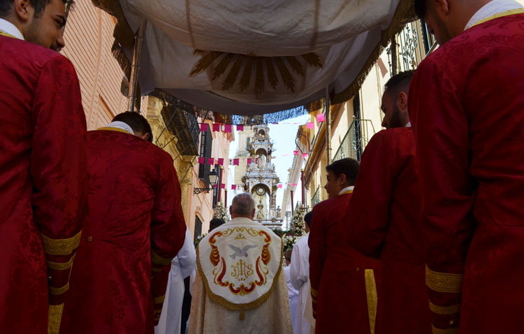 Una procesión de Corpus Christi que «relució más que el sol» entre altares, juncia y acordes eucarísticos (GALERÍA)