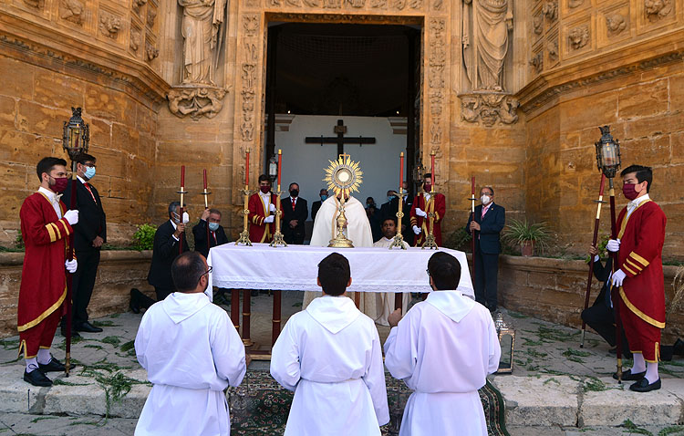 Utrera se prepara para vivir otro Corpus Christi sin presencia del Santísimo en las calles de la ciudad