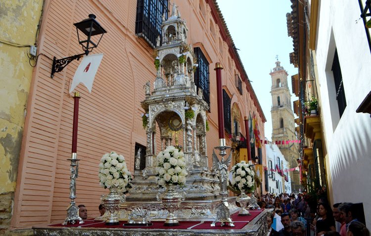 Una mañana de sol, altares y sones eucarísticos en torno al Corpus Christi en Utrera [GALERÍA]