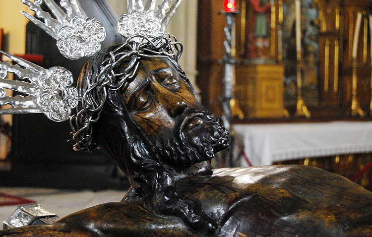 La hermandad del Silencio celebra el vía crucis y los cultos anuales en honor al patrono de Utrera