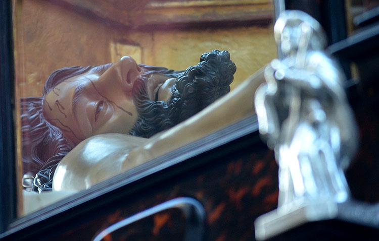 La banda sonora para llorar a un Cristo muerto