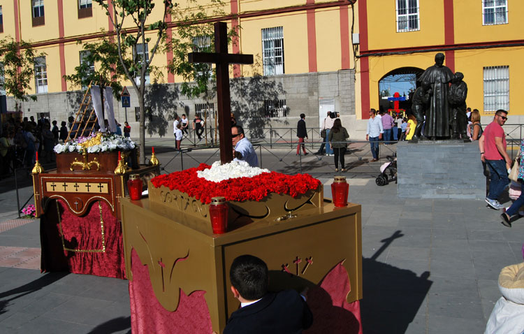 El futuro cofrade de Utrera sale a la calle con los «pasitos» de cruces de mayo (GALERÍA)