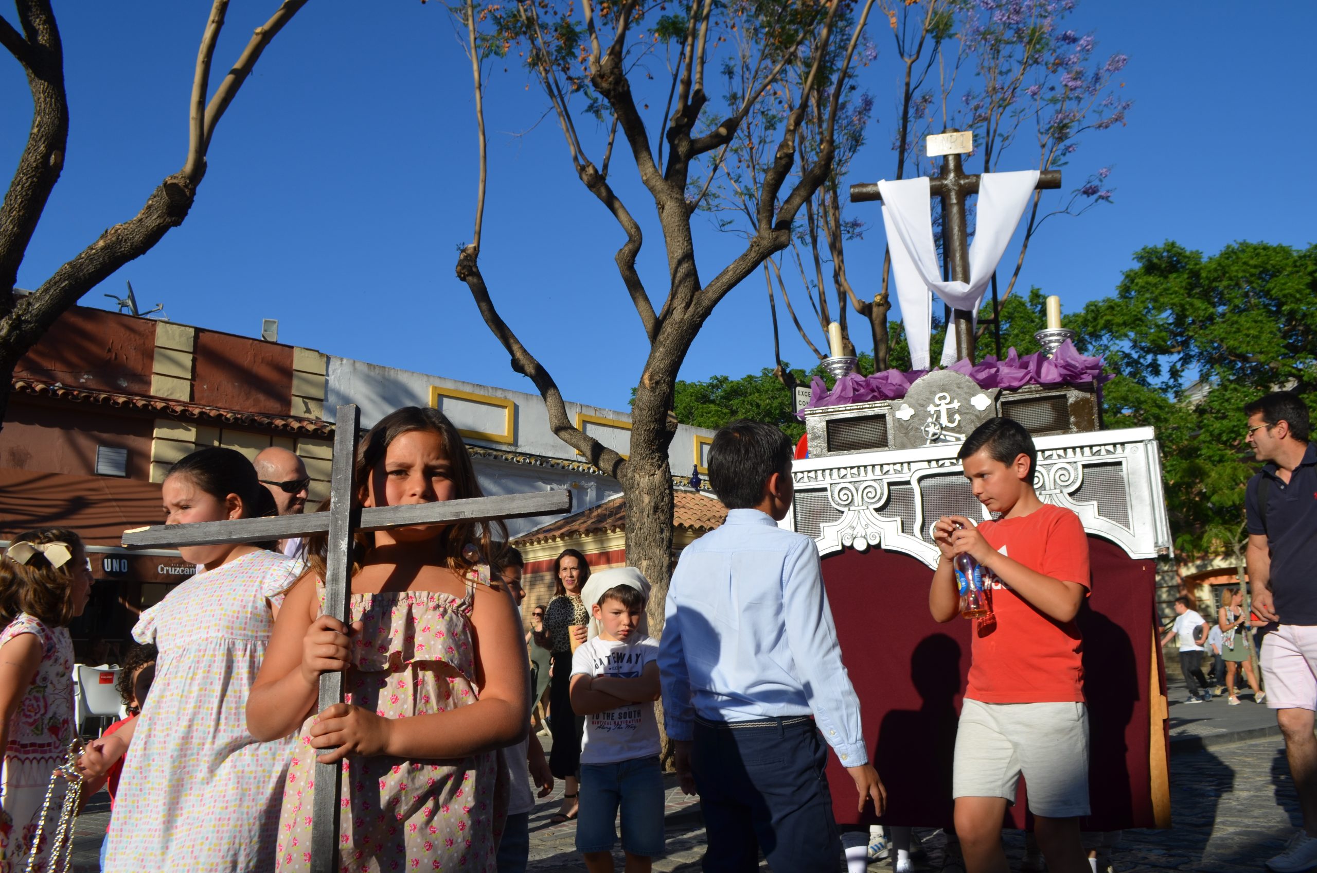 La cantera cofrade de Utrera se echa a la calle con los tradicionales «pasitos» (GALERÍA)