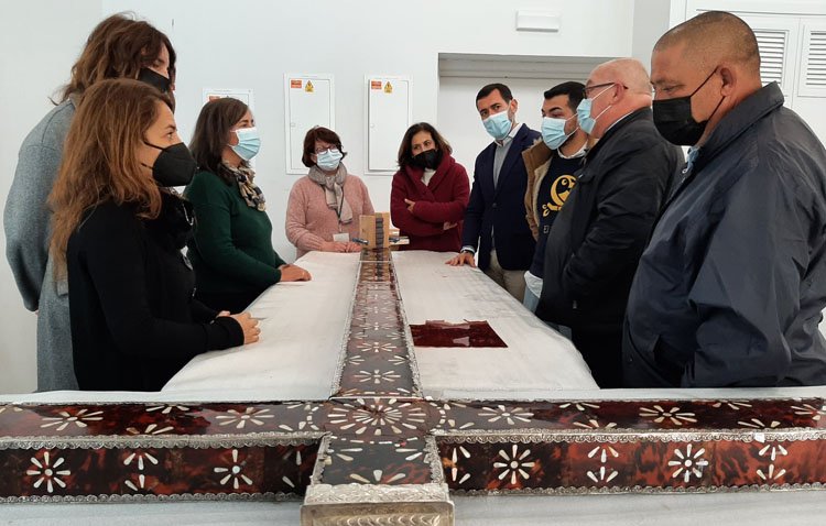 Avanza la restauración de la cruz de carey, plata y nácar de Jesús Nazareno