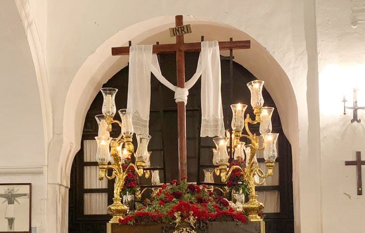 La hermandad de la Vera-Cruz organiza su tradicional procesión de cruz de mayo por las calles de Utrera