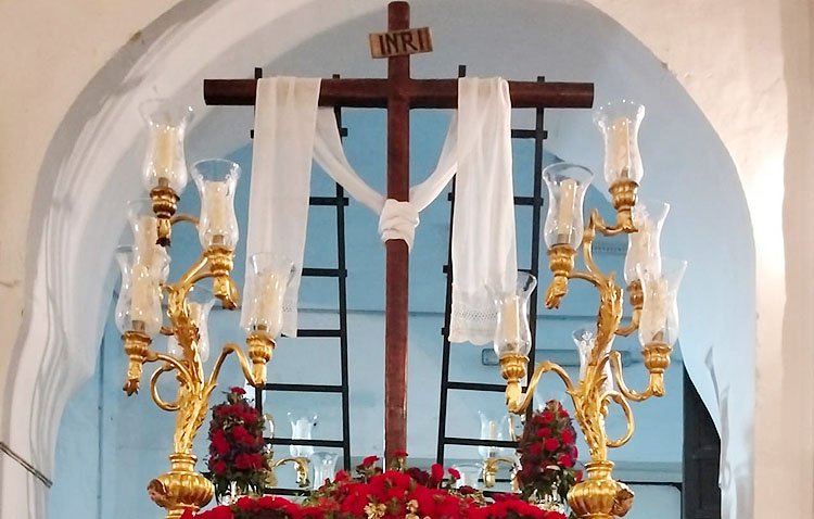 Tarde cofrade en Utrera con la procesión de cruz de mayo de la hermandad de la Vera-Cruz