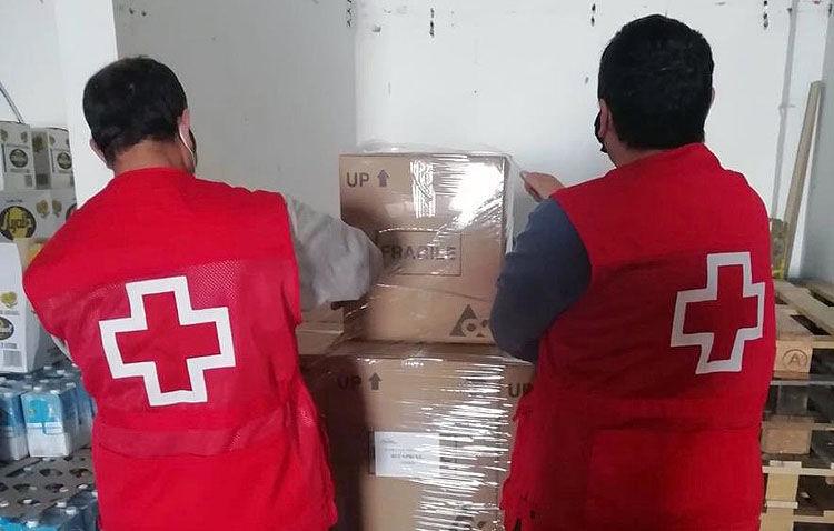 Cruz Roja entrega tarjetas-monedero a los utreranos más necesitados para hacer sus compras básicas en Utrera