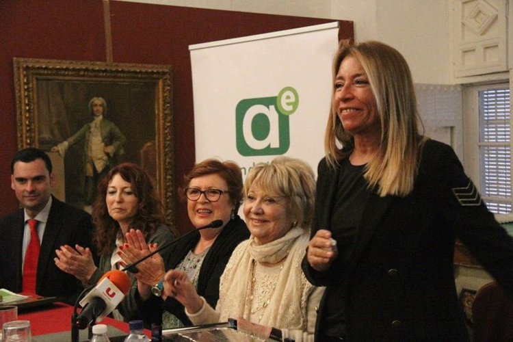 La peluquera Manuela Fernández recibe un homenaje por su faceta humana y su prestigio internacional
