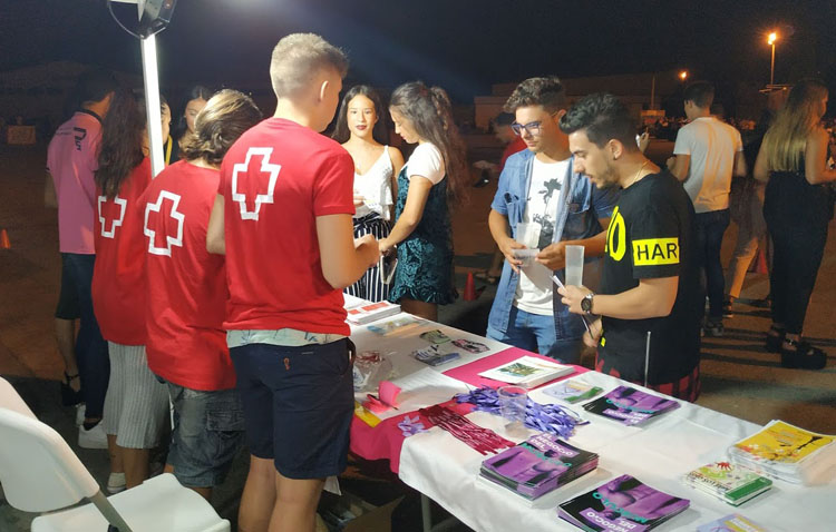 Las pruebas de alcoholemia y con gafas de alcoholvista triunfan entre los jóvenes que visitan la «Patrulla Cero»