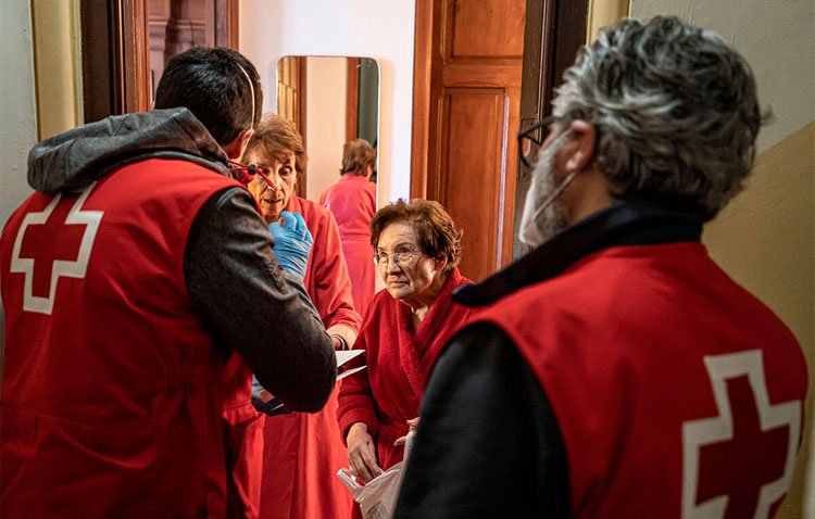 ‘Las abuelas nos cuentan su historia’, una actividad intergeneracional de Cruz Roja en Utrera