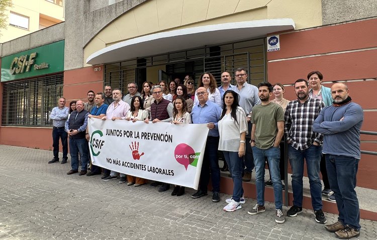 El sindicato CSIF organiza una concentración por la muerte de un trabajador al caer del tejado de una nave en Utrera