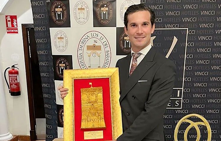 El utrerano Curro Durán recibe el trofeo como mejor novillero de la temporada de 2023 en la Maestranza