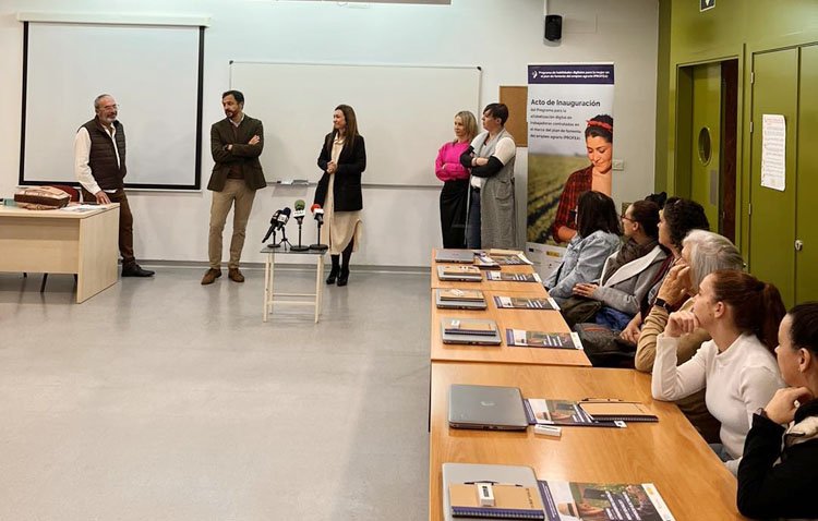 Cuatro decenas de mujeres adquieren en Utrera habilidades digitales gracias a un curso dirigido a beneficiaras del PER