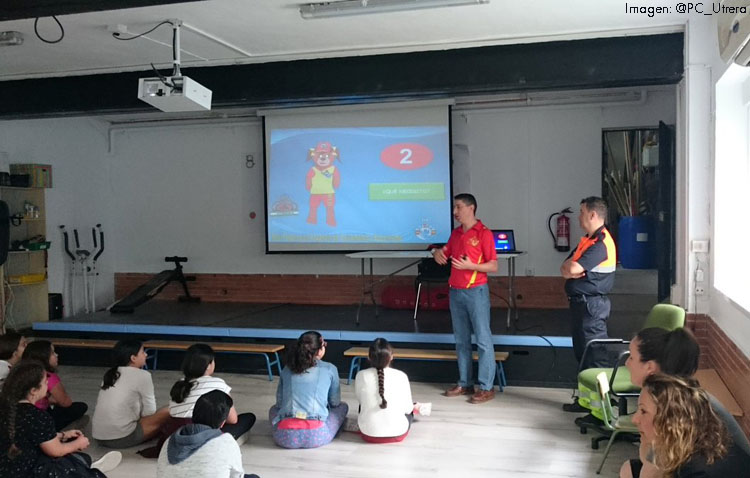 Protección Civil imparte un curso en prevención de accidentes en el agua entre los escolares utreranos