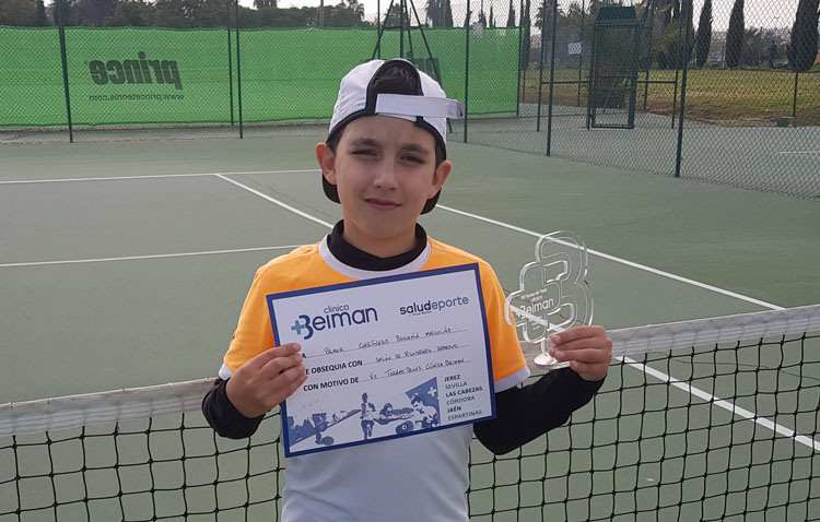 David Acosta, una joven promesa del tenis nacional que ya cuenta con una veintena de trofeos en el circuito nacional