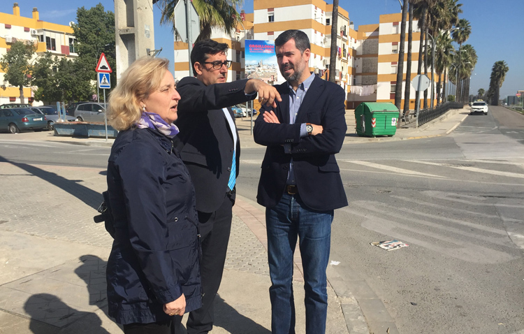 La Junta promete instalar semáforos en el cruce de la A-394 con la calle Molares y con Campoverde y Los Ruedos