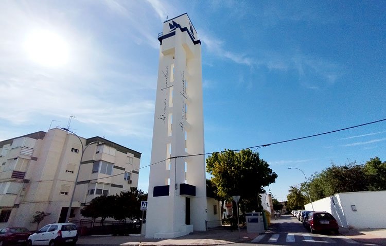 El antiguo depósito de la barriada Juan Carlos I recupera su esplendor con un homenaje a los Álvarez Quintero
