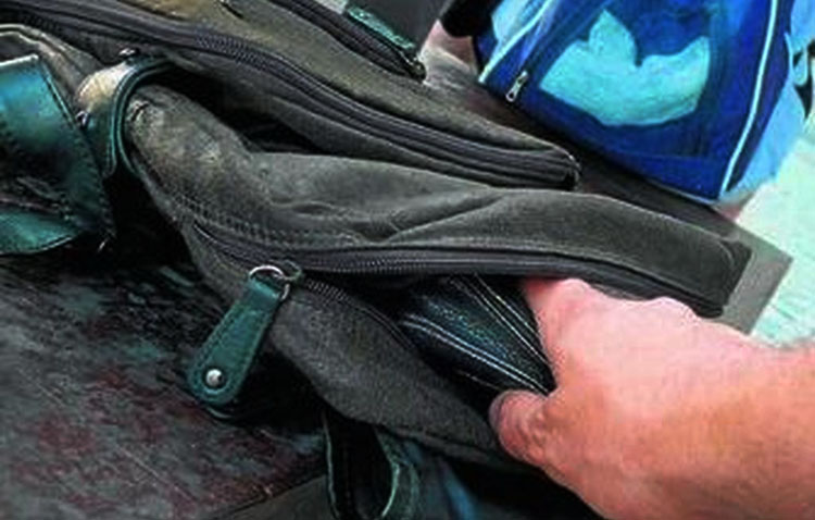 Detenidos dos «descuideros» por robar una cartera y un teléfono móvil en Utrera