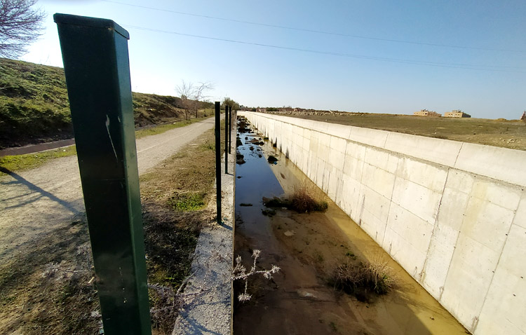 Una barrera vegetal junto al desvío del arroyo Calzas Anchas sustituirá el vallado metálico robado en numerosas ocasiones